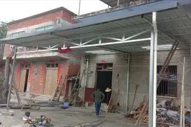 实拍农村家门口搭建彩钢瓦停车棚，简洁美观不到一天就完工