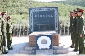 《小白杨》背后的故事：铁姑娘一死两命，为我国换来44万亩土地视频封面