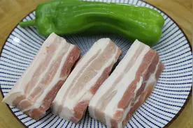 湖南小炒肉是先炒辣椒还是先炒肉？教你这样做，干香有味好吃下饭