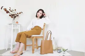 穿搭教程：白色衬衫，搭配姜黄色直筒裤，特显皮肤水嫩白皙