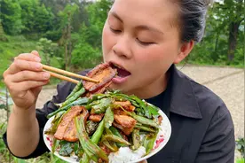 干完活做个辣椒炒肉，加把蒜苗叶，大块肉又辣又下饭吃得满脸汗视频封面