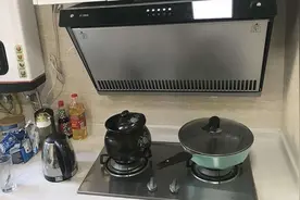 双灶燃气灶用哪边炒菜更好？以前傻傻的都不懂，多亏燃气师傅提醒视频封面