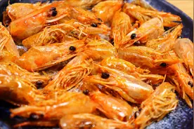 吃虾时，虾头别扔了！学会这个做法，虾头香脆可口，吃一次忘不了