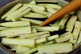 茄子别总是红烧了，教你好吃又简单的家常做法，用料简单味道足