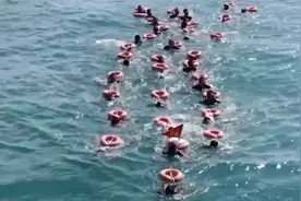 直击第72集团军东南沿海高难度海训：武装泅渡、越海渗透……视频封面