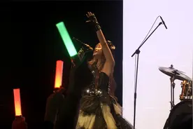 爷青回！女孩演出居然唱《棋魂》主题曲，直接开口脆！视频封面