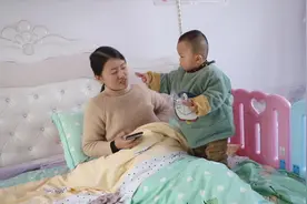 梅嫂奶水不够急哭了，明明打电话关心，梅嫂问明明什么时候要二胎视频封面