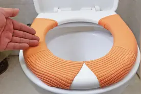 卫生间马桶垫不用买，一件旧毛衣就能做好几个，方法超简单，学学