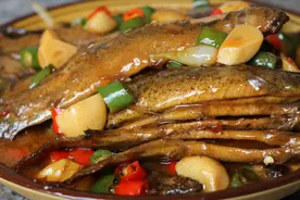 红烧泥鳅的做法， 外香里嫩超好吃，再来两瓶啤酒太解馋了视频封面
