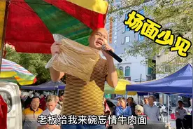 光哥刚刚开始摆地摊，唱几首歌拉拉人气，一下子围观的人还真不少
