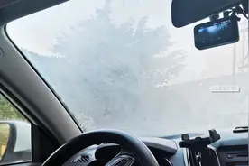 晚上开车前挡风玻璃水雾？老司机教你们三招，新手司机学会不吃亏视频封面