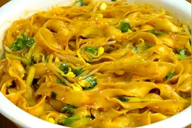 夏天的早餐常吃这碗面，简单一拌就上桌，入口爽滑劲道，好吃管饱