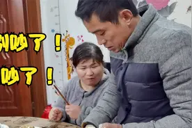 二哥和二嫂一言不合就吵嘴，为防止矛盾升级，三弟赶紧坐俩人中间视频封面