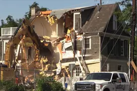 实拍：国外也搞拆迁？这样拆房子有创意，挖掘机一挖穿墙，分分钟视频封面