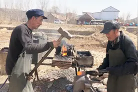 实拍农村70岁老铁匠，打铁50多年，看看这手艺怎么样？春日vlog