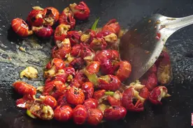 爆炒小龙虾简单放几样调料超香，自己在家就可以做，又简单又快