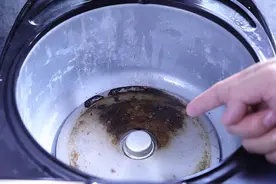 电饭锅里外全是脏东西，教你一个小技巧，几分钟马上干净如新视频封面