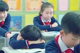 林秋楠上课期间偷偷睡觉，被同学叫醒：老师叫你去擦黑板视频封面