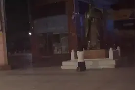 女孩没考好半夜跪孔子像前痛哭 拍摄者：一直念叨自己让父母失望视频封面