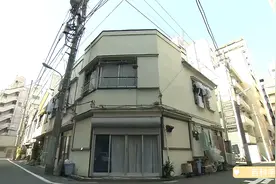 设计师如何将在马路上看得一清二楚的家改在为一家三口的温馨住宅视频封面