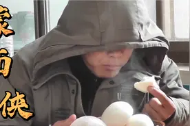 工地蒙面侠，4个馒头配碗菜，喝啤酒大家都觉得不过瘾！视频封面