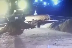 广东肇庆一码头岸边沉降挖掘机沉江 救援队：司机遗体已打捞上岸视频封面