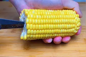 玉米上有个小开关，剪刀一扎一转，玉米粒自动脱落，1分钟剥1盘视频封面
