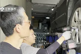 大蛇钻进车头 消防员一番周折捉出视频封面