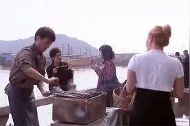 青春不言败：靳东街头卖烤鱼，不料外国富婆出现，从此改变他一生视频封面