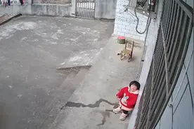 留守女童对着摄像头喊爸妈，爸爸回来后女童的举动让他感动视频封面
