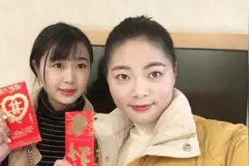 小乔去参加大学同学婚礼，和舍友讨论份子钱，出多少钱合适？视频封面