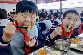 2小学生展示优雅吃饭！嘴巴张大眼白一翻：釜山行3没你们我不看视频封面