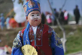 浑身都是戏！河南7岁男孩自编自唱曲剧赞抗“疫”