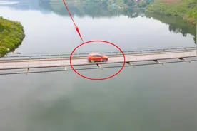 贵州乌江上一座铁索吊桥，车行桥上晃动很大，胆小司机不敢通过视频封面