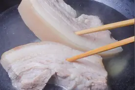 把五花肉放锅里煮一煮，没想到这么好吃，出锅就是一道下饭菜，香视频封面