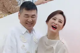 蒋勤勤穿晚礼服艳压群芳，妆容精致状态美，陈建斌看的入迷！视频封面