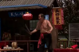 杂技艺人表演口吞钢球，一次竟能吃两个还能吐出来，惊呆