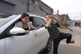 美女农村问路没礼貌，看农民工大哥怎么整治她，结局真是太解气了