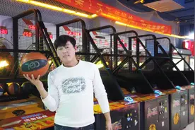 小伙应粉丝要求来电玩城玩投篮球，本想给老板上一课，结果打脸了