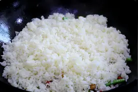 米饭这样做还头回见，直接用铁锅煮更简单，比电饭煲煮的好吃多了