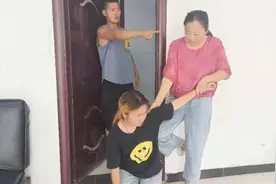 结婚第二天，婆婆罚儿媳跪门口一夜视频封面