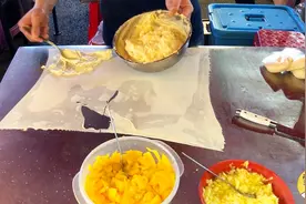 大哥夜市卖印度飞饼，加榴莲20元人气旺！10秒甩一个，一晚上不停