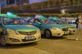 火车站禁停区出租车违规议价拼客营运，交通执法工作人员：管不了视频封面