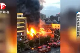 闹市步行街突发大火 滚滚浓烟冲天