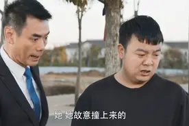 爆笑追尾：大妈撞了辆杂牌车，车标一个B还有俩翅膀，不差钱！视频封面