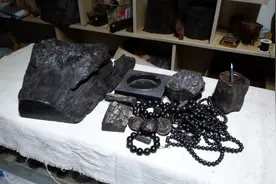 名贵的千年乌木有什么用途？手艺人为你揭秘阴沉木的真实用途！视频封面