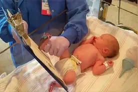 刚出生的小孩为什么要留脚印？退休护士说出真相，出事了顶大用