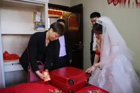 湖南一帅哥结婚，刚到家，新娘就打开妈妈陪嫁的箱子，看看有什么视频封面