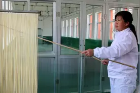 舌尖力荐，张爷爷手工空心挂面,工序之——上筷子视频封面