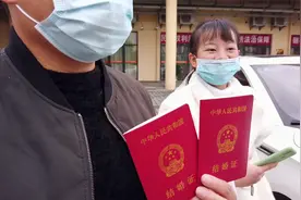 桃子和佳玲到民政局领结婚证，整个流程很简单，一会儿就拿到手了视频封面